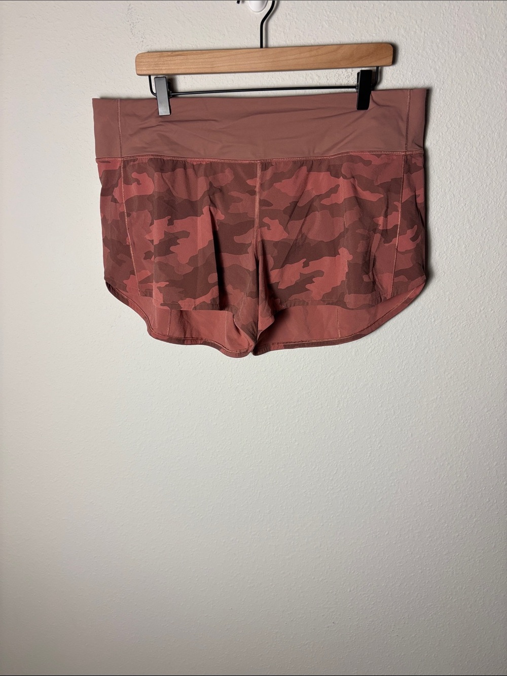 Lululemon Speed Up Mid-Rise Short 4"
Heritage 365 Camo Brier Rose Spiced Chai